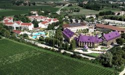 Veduta aerea del Magic Hotel al Gardaland Resort in Veneto