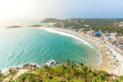 Veduta aerea della Lighthouse Beach a Kovalam, Trivandrum, India. Questo tratto di litorale indiano è caratterizzato da palme da cocco e acqua turchese.


