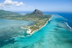 Veduta aerea della penisola Le Morne Brabant, a Mauritius - perla dell'oceano indiano, l'isola di Mauritius cela delle bellezze stupefacenti anche tra i monti e il promontorio di roccia ...