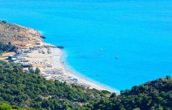 Veduta aerea della spiaggia di Lukove in Albania, località famosa per il suo mare limpido