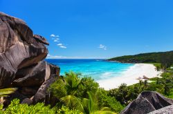 Veduta aerea della spiaggia Grand Anse a La Digue, Seychelles. Un suggestivo scorcio fotografico di quest'isola dell'Oceano Indiano, la quarta più grande abitata delle Seychelles.


 ...