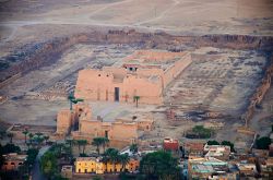 Veduta aerea del tempio di Habu Medinet voluto da Ramesse III presso la necropoli di Tebe. oggi Luxor (Egitto).

