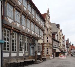 Veduta cittadina di Hameln, Germania. Alcuni degli edifici storici che si affacciano sui vicoli del centro storico di Hameln: l'isola pedonale è ricca di botteghe e caffè - PRILL ...