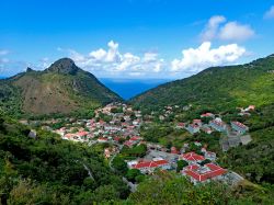 Veduta dall'alto di The Bottom, isola di Saba (Caraibi): municipalità speciale d'oltremare dei Paesi Bassi, si trova sotto le pendici del Mount Scenery.
