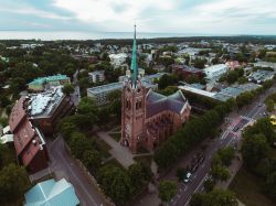 Veduta dall'alto di una chiesa della città di Palanga, Lituania. Maggior centro balneare del paese, Palanga si affaccia sulla costa del Mar Baltico.

