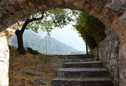 Veduta dall'ingresso della fortezza di Travnik in autunno, Bosnia e Erzegovina.

