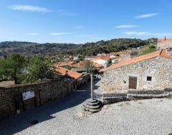 Veduta dei tetti di Marialva, cittadina del Portogallo. Antica strada di pellegrinaggio, questa località prenderebbe il nome da tale Maria Alva, amante del re del Portogallo Alfonso II°, ...