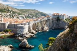 Veduta del Forte Bokar con le mura cittadine e il porto di Dubrovnik, Croazia. Il forte si trova nella parte sud-occidentale delle mura: venne costruito come punto chiave nella difesa di Porta ...