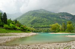 Veduta del lago di Tenno in estate, Trentino Alto Adige. Questo bacino si è formato in seguito alla frana del dosso di Villa del Monte - © Marco Saracco / Shutterstock.com