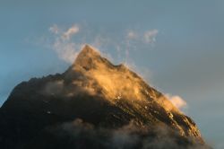 Veduta del monte Ballunspitze, nella valle di Paznaun, da Galtur, con le nuvole illuminate al tramoto (Austria).
