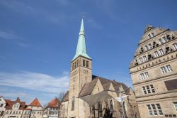 Veduta della città storica di Hameln, Germania. Affascinante cittadina della Bassa Sassonia, Hameln è celebre per essere il centro del Rinascimento del Weser, movimento artistico ...