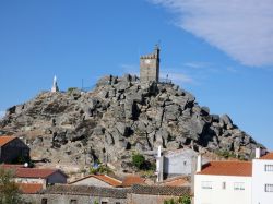 Veduta della torre dell'orologio nel villaggio di Meda, vicino a Marialva, Portogallo.
