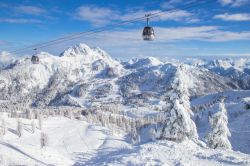 Veduta dello ski resort di Nassfeld nelle Alpi austriache: dalle cabinovie si può ammirare un incredibile paesaggio naturale, soprattutto durante l'inverno.
