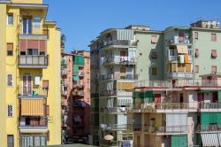 Veduta di un quartiere di Torre del Greco (Napoli) con edifici colorati, Campania.




