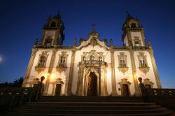 Veduta notturna della Chiesa della Misericordia a Viseu, Portogallo. Questa bella chiesa con facciata rococò è caratterizzata da finestre decorate con frontoni e balaustre e da ...