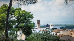 Veduta panoramica dal castello di Santa Anna sull'antica città di Oliva, Spagna. Situata al confine con la provincia di Alicante, questa località possiede due anime, una cristiana ...