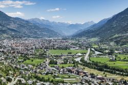 Veduta panoramica della città di Aosta, Valle d'Aosta. Situata all'incirca nel mezzo della regione Valle d'Aosta, su questa cittadina dominano importanti vette fra cui la ...