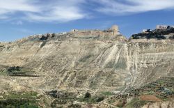 Veduta panoramica dell'antico castello crociato di Karak, Giordania. Una bella immagine di questa roccaforte dei crociati nonché teatro della sanguinosa battaglia con il comandante ...