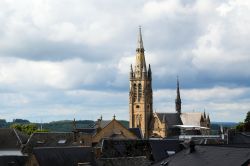 Veduta sopra i tetti della città di Arlon con la chiesa di San Martino in primo piano, Belgio.

