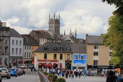 Veduta su Kilkenny e sulla torre della chiesa di Santa Maria, Irlanda. Costruita interamente in pietra calcarea a forma di croce, la cattedrale è in stile gotico. La torre, considerata ...