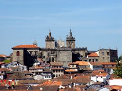 Veduta sui tetti del centro storico di Viseu, Portogallo.

