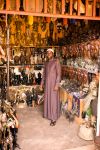 Venditore in un negozio di souvenir a Yaoundé, Camerun - © akturer / Shutterstock.com