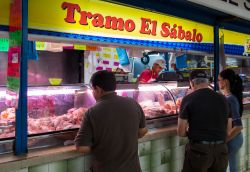Venditori al mercato di San José, Costa Rica. Nei negozi e nelle bancarelle del più grande mercato della città si può acquistare di tutto, dagli alimentari all'abbigliamento. ...