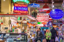 Venditori e clienti al Reading Terminal Market di Philadelphia, Pennsylvania (USA). Questo storico mercato è una popolare attrazione per gli appassionati di cucina - © Sean Pavone ...