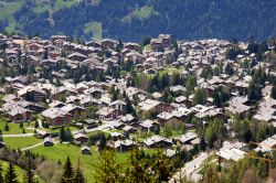 Verbier vista dall'alto, Alpi svizzere. Il villaggio formato da chalet è posto su un altopiano baciato dal sole. Il panorama sulle montagne circostanti è mozzafiato.



 ...