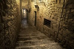 Una via del quartiere ebraico di Girona, tra i meglio conservati della Spagna - foto © funkyfrogstock  / Shutterstock.com