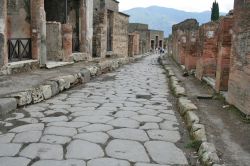 Strada romana di Pompei antica, Campania - Decumano inferiore di Pompei, la via dell'Abbondanza collega nel suo tracciato i principali nuclei della città compresi tra il Foro e la ...