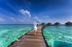 Viaggio di Nozze alle Maldive: una sposa sulla laguna smeraldo vicino alle Water Villas
