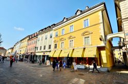 Viale pedonale a Klagenfurt, capoluogo del distretto della Carinzia (Austria). Questa cittadina è un gioiello rinascimentale dove è un piacere passeggiare alla scoperta del centro ...