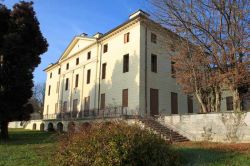 Villa de Manzoni ai Patt di Sedico, è una costruzione del 19° secolo a Sedico. Progettata da Giuseppe Jappelli al suo interno contiene opere del pittore Giovanni De Min  ...