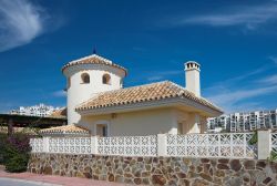 Una villa lussuosa in Costa del Sol a Marbella, Spagna. Elementi architettonici lineari e intonaco bianco rendono questa dimora ancora più suggestiva: a chi non piacerebbe trascorrervi ...