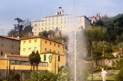 Una visuale di Villa Garzoni, della fontana e del borgo di Collodi, in Toscana, dove vivono circa tremila abitanti - Foto © Sternstunden / Shutterstock.com