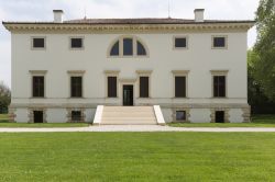 Villa Pisani Bonetti opera di Andrea Palladio a Lonigo - © PHOTOMDP / Shutterstock.com