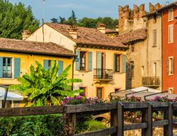 Villaggio di Borghetto sul Mincio, Verona - Ai piedi del ponte visconteo, Borghetto offre caratteristici edifici con mulini ad acqua con alcune ruote rimesse in funzione © GoneWithTheWind ...
