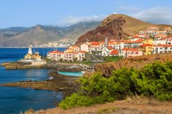 Fotografia panoramica del villaggio costiero dell'isola di Madeira (Portogallo) - Quando l'oceano atlantico abbraccia l'arcipelago portoghese, non solo si sta osservando uno scorcio ...