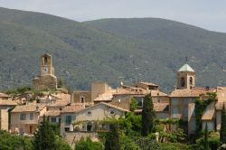 Il villaggio di Lourmarin, sul versante meridionale del Massiccio del Luberon, in Provenza (Francia).