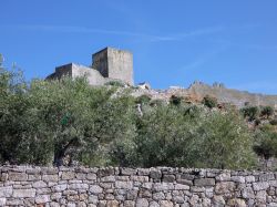 Villaggio di Marialva, Portogallo: una torre e le vecchie mura fortificate di quella che all'epoca del Medioevo fu una piazzaforte militare.
