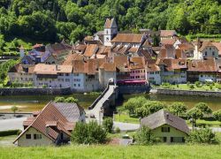 Il panorama su di un villaggio medievale della Svizzera: ci troviamo a Saint-Ursanne nella valle del fiume Doubs, nel cantone Giura - © Rolf E. Staerk / Shutterstock.com