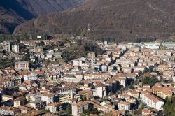 Vista aerea del centro di Omegna in Piemonte