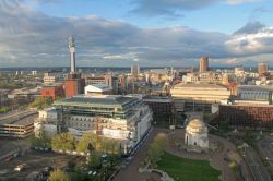 Vista aerea di Birmingham, Inghilterra. Edifici e palazzi si innalzano nella skyline cittadina ancora più suggestiva con il tramonto.