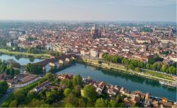 Vista aerea di Pavia in Lombardia: una meta ideale per un lungo weekend - © Naeblys / Shutterstock.com