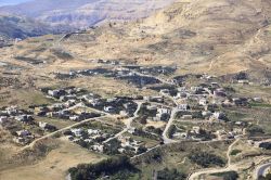 Vista aerea di un villaggio arabo nei pressi di Karak, Giordania. Immerso nella vegetazione e nel paesaggio aspro di questo territorio a sud della Giordania, un tradizionale villaggio arabo ...