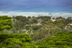 Vista da Nid d'Aigle, il punto più alto a La Digue, Seychelles. Da questa terrazza panoramica si può ammirare il suggestivo paesaggio naturale ospitato in quest'isola.
 ...