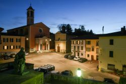 Vista notturna del centro di Stabio, piccola cittadina termale del Canton Ticino - © Stefano Ember / Shutterstock.com