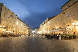Vista notturna del centro storico di Fermo nelle Marche - © Claudio Giovanni Colombo / Shutterstock.com