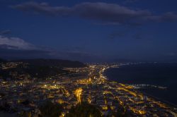 Vista notturna della città di Salerno in Campania